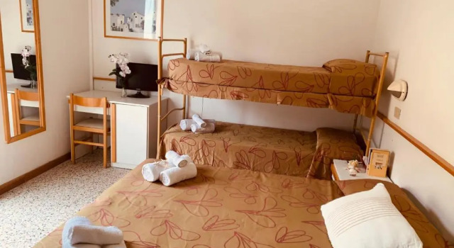 Четырёхместный номер Standard с балконом HOTEL LABRADOR