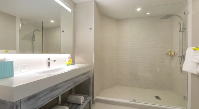 Luksus- juniorsuite ved havet Sea Breeze Beach Hotel