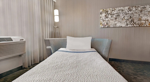 Четырёхместный номер Standard Courtyard Republic Airport Long Island/Farmingdale