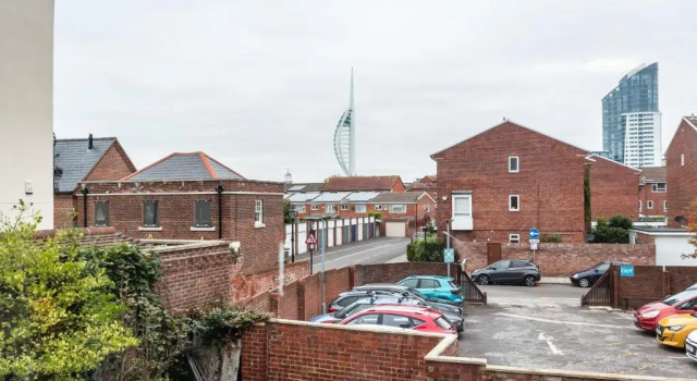 BEST PRICE! Perfect Gunwharf Accommodation, Забронировать Отель Портсмут Хэмпшир, рядом с Portsmouth Combined Courts Centre