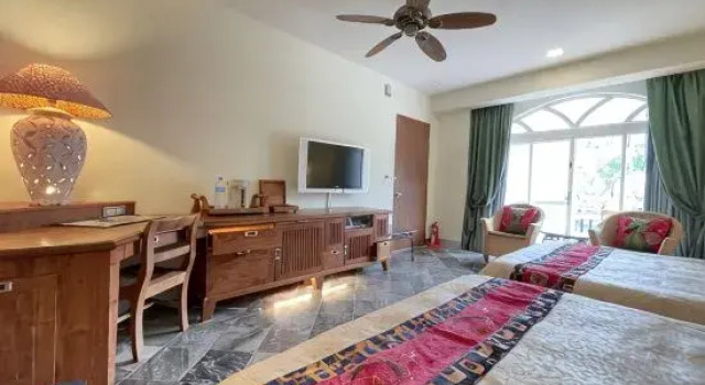 Четырёхместная вилла с видом на бассейн Swan Lake Villa Resort