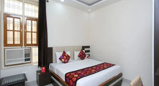 OYO 14854 VMS Royal Inn