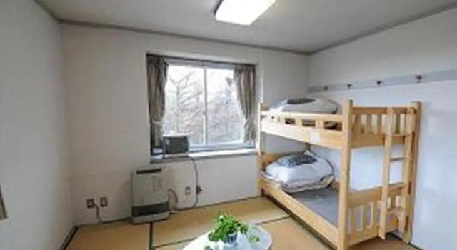 Кровать в общем номере (мужской номер) Kusatsu Kogen Youth Hostel
