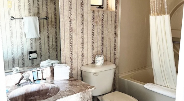 Четырёхместный номер Standard с видом на бассейн Georgian Lakeside Resort