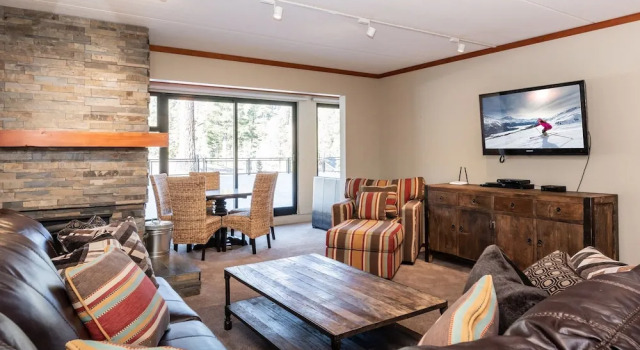 New Listing! Hot Tubs & Pool, Steps To Ski Lifts 2 Bedroom Condo, Забронировать Дом для отпуска Коттеджи Маммот-Лейкс, рядом с Chair 7, Коттедж