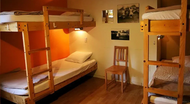Кровать в общем номере Auberge Internationale de Rivière-du-Loup O76381