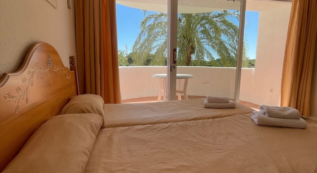 Двухместная студия с балконом и с видом на сад Apartamentos Coronado