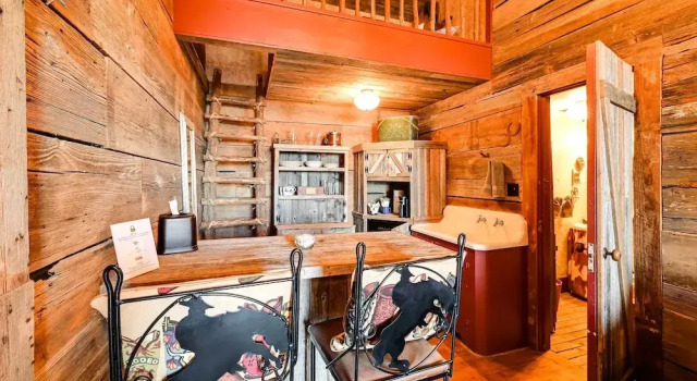 Western-themed Decatur Studio on Main Street!, Забронировать Отель Декейтер Dallas - Fort Worth Metropolitan Area