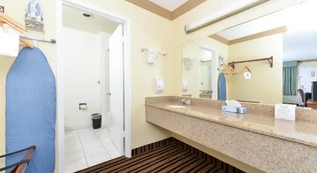 Четырёхместный номер Standard Americas Best Value Inn Vacaville