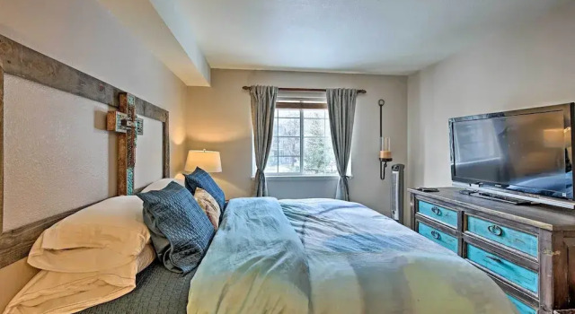 Steamboat Springs Condo w/ Hot Tub & Ski Bus!, Забронировать Апартаменты/квартира Стимбот-Спрингс Колорадо, рядом с Steamboat Powdercats