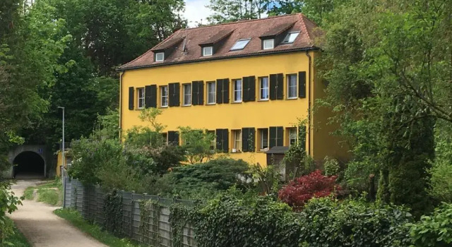 Апартаменты Zentrumsnahe Dachwohnung in grüner Oase