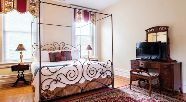 Номер Grand DuPont Mansion Bed & Breakfast