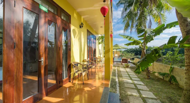 Семейный номер Standard с 2 комнатами с балконом и с видом на бассейн Lakeview Villa Homestay