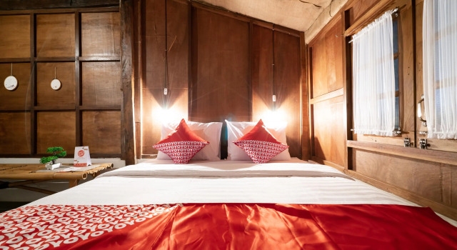 Camera Deluxe Hotel O Putroyono Homestay