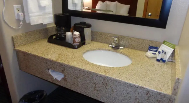 Номер Standard AmericInn by Wyndham Des Moines Airport
