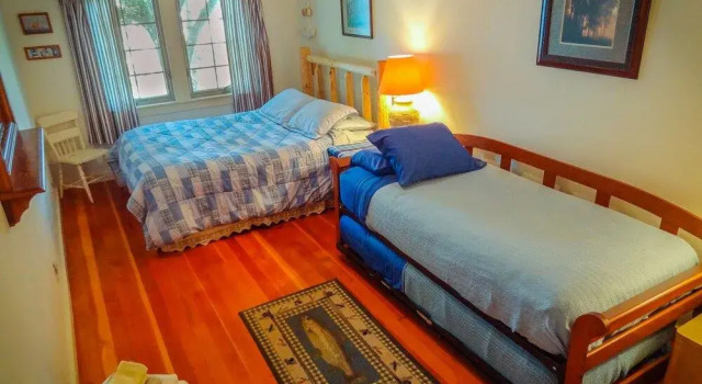 Lake Ripley Lodge w Lake Front Rooms, Grand Porch, Kayaks & Paddleboard, Book Hotel Cambridge Wisconsin