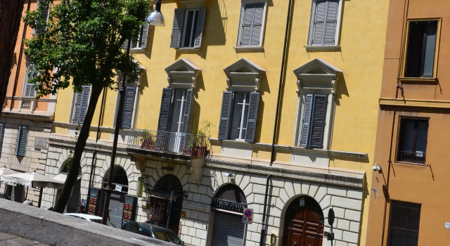 Residenza Dei Principi, Забронировать Отель «постель и завтрак» Рионе Монти Рим, рядом с Посольство США в Риме