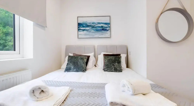 Апартаменты West Hendon Apt with Parking 03