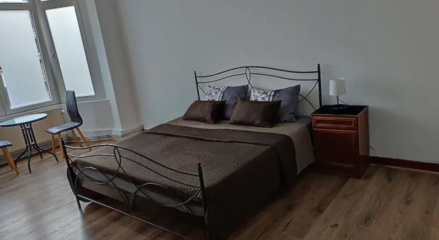 Room in B&B - Spacious Room With Beautiful View of the Koekelberg Basilica, Prenota Bed & breakfast Koekelberg 