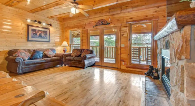 Moonlight Lodge, 8 Bedrooms, Hot Tub, Wi-Fi, Pool, Sleeps 40