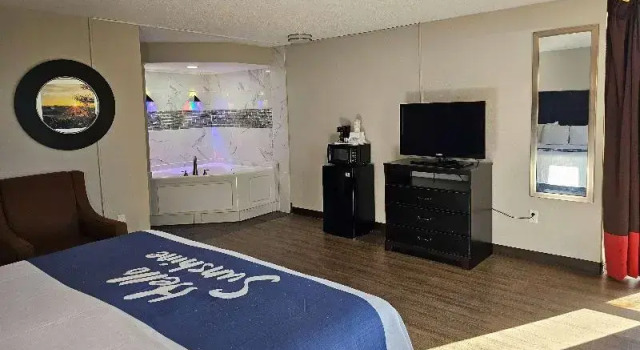Люкс Deluxe Days Inn by Wyndham Easley West Of Greenville/Clemson Area