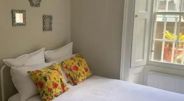 Contemporary Edinburgh 2B City Centre garden flat, close to Castle
