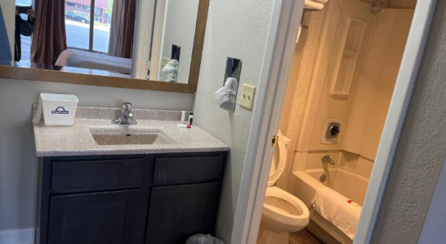 Трёхместный номер Standard Days Inn & Suites by Wyndham Dayton North