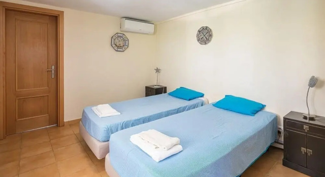 Villa Amarela - free heated pool short walk to centre of Carvoeiro, Boek Villa Carvoeiro Albufeira