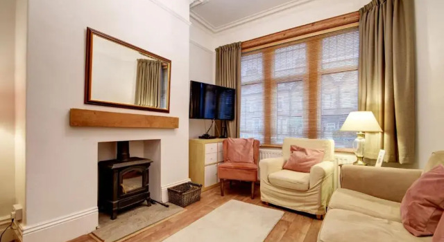 Коттедж с 4 комнатами Spacious Victorian Townhouse near HCC with off street parking
