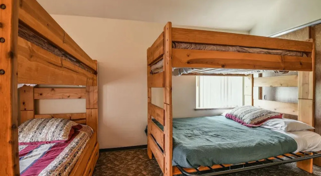 Mossy Rock Lodge 127 by SummitCove Vacation Lodging, Забронировать Дом для отпуска Отели Roosevelt National Forest с парковкой, Парковка