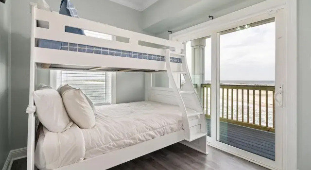 Коттедж Shamrock Shores - Gulf Front West End Pet Friendly Property With Room For Everyone. 3 Master Suites! 6 Bedroom Home by RedAwning