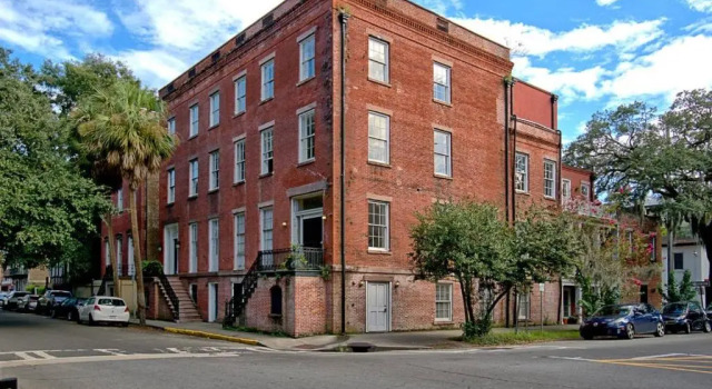 201 York #3 · Homey Downtown 2 Bedroom Steps from the River, จอง โรงแรม ซาวานนาห์ จอร์เจีย