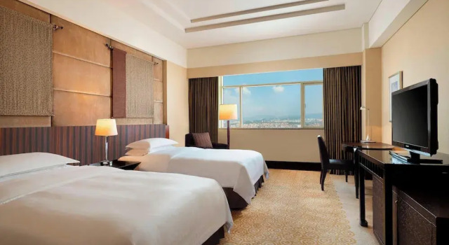 Четырёхместный номер Superior с видом на город Sheraton Dongguan Hotel