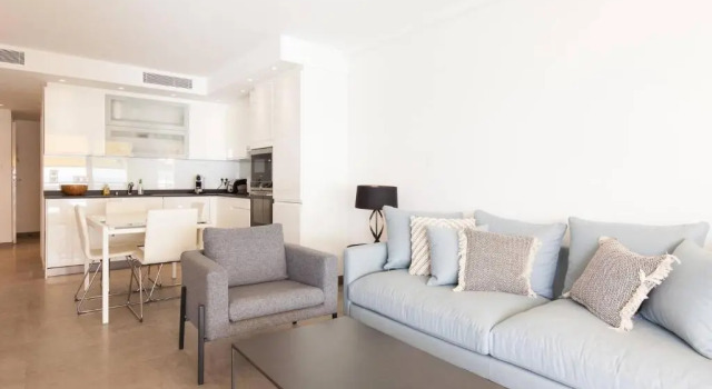 On la Croisette: luxe 2 bedrooms/ 2 baths