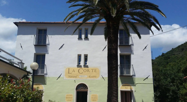 La Corte Natural Resort, Забронировать Курортный отель Отели в центре Пьетра-Лигуре с завтраком, отели в центре Пьетра-Лигуре с завтраком