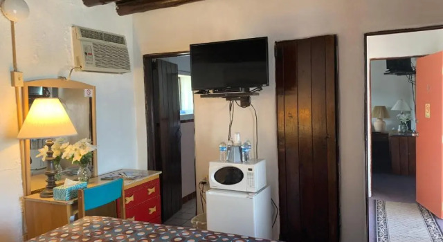 Четырёхместный семейный номер Standard Cottonwood Court Motel