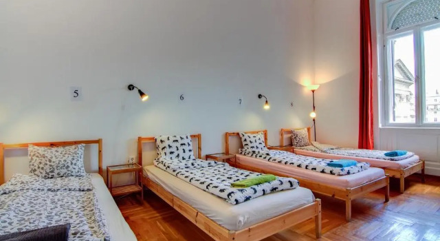 Кровать в общем номере Pals Hostel and Apartments