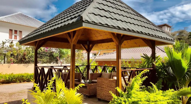Апартаменты Tropical Hideaway