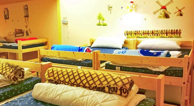Кровать в общем номере Chalucet Castle Hostel