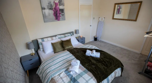 5star Serviced Homes- Free Wifi & Parking, Office, Rezervasyon Tatil Evi Merseyside villalar, Villa