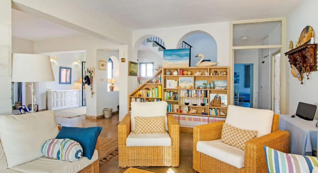 Superb beachfront villa with guest house 50m opposite