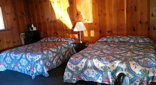 Четырёхместный номер Standard Pine Cone Motel