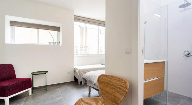 Nice 2Bd W/ Balcony and Private Parking by Sea N' Rent, Prenota Hotel Ramat HaSharon Center District Israel