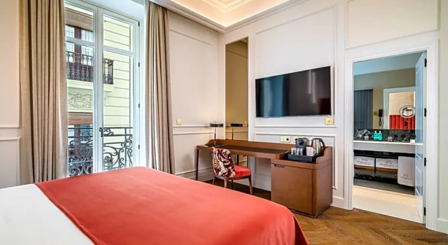 Двухместный номер Deluxe с балконом Palacio Gran Vía, a Royal Hideaway Hotel