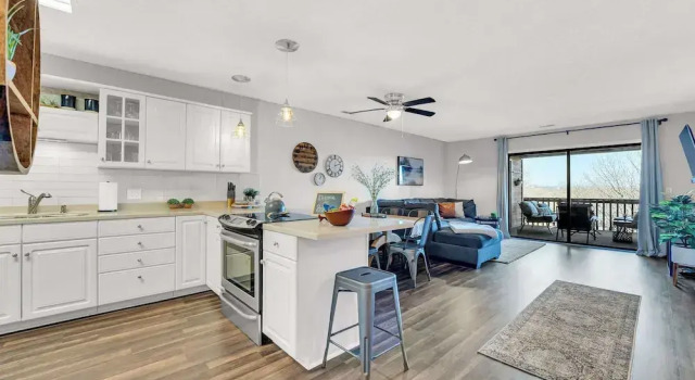 Номер Standard Bright Stylish Condo w/ Balcony