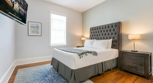 Modern 4 BR Condo with Balcony & Pool - Near FQ, Забронировать Отель Новый Орлеан Луизиана, рядом с Казино Harrah's New Orleans