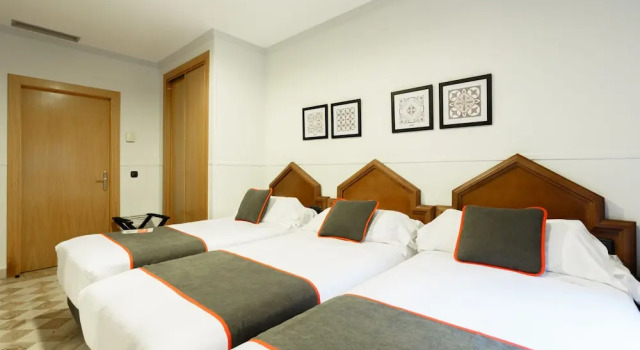 Трёхместный номер Standard Hotel Reina Mora