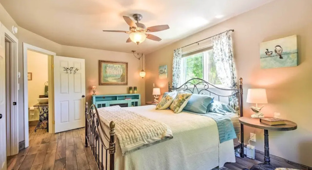 Коттедж Cozy Home w/ Media Room: Short Walk to Taos Plaza!