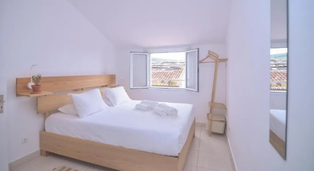 Коттедж Sunrise House- 4 bedroom house with amazing sunrise over the sea 8 guests