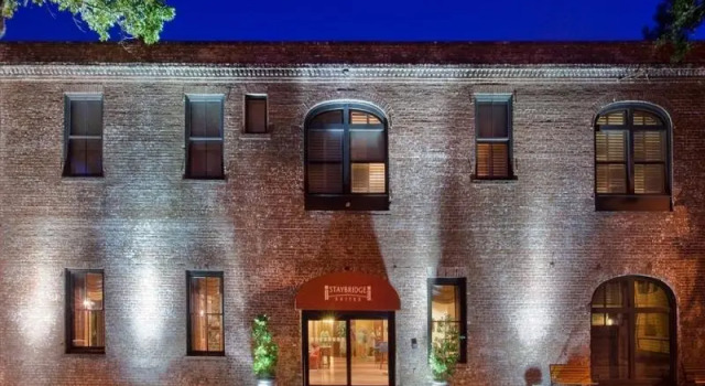 Кровать в общем номере Staybridge Suites Savannah Historic District by IHG